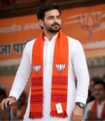 BJP Premium Muffler worn by Indian political leader in white kurta at rally stage