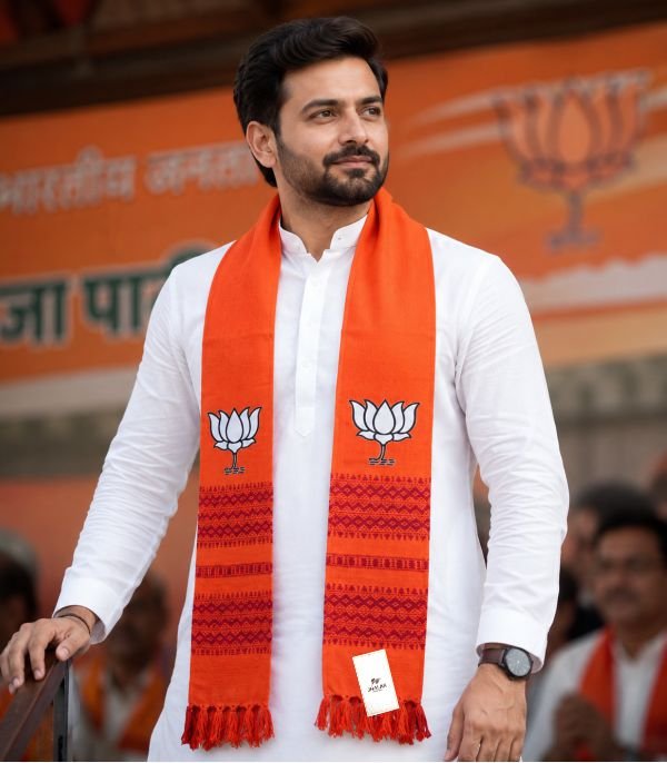 BJP Premium Muffler worn by Indian political leader in white kurta at rally stage